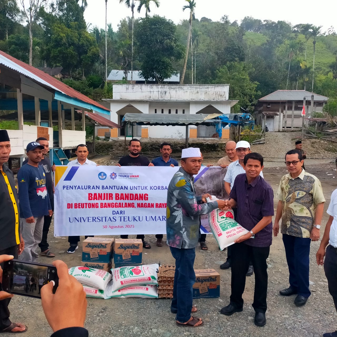 Universitas Teuku Umar Salurkan Bantuan Untuk Korban Banjir Bandang Beutong Ateuh