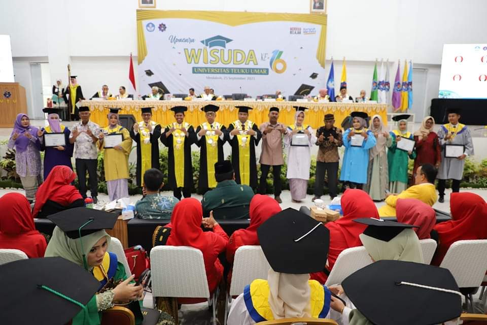 6 Wisudawan Peraih IPK Tertinggi di Wisuda UTU ke XVI  2023 Terima Penghargaan dari Rektor