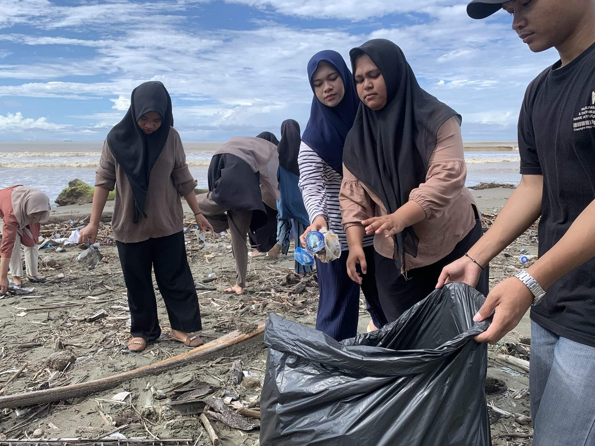 Kembali Lakukan Aksi, UKM Green Agent UTU Lakukan Kegiatan Clean-up Beach & Family Gathering