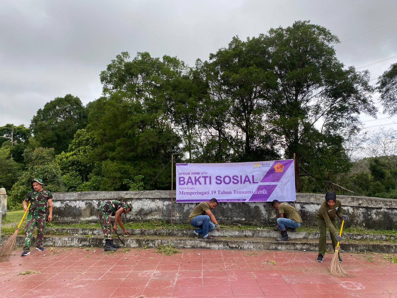 Peringati 19 Tahun Tsunami Aceh, DPKOM IARMI UTU Bersihkan Makam Massal di Kabupaten Aceh Barat