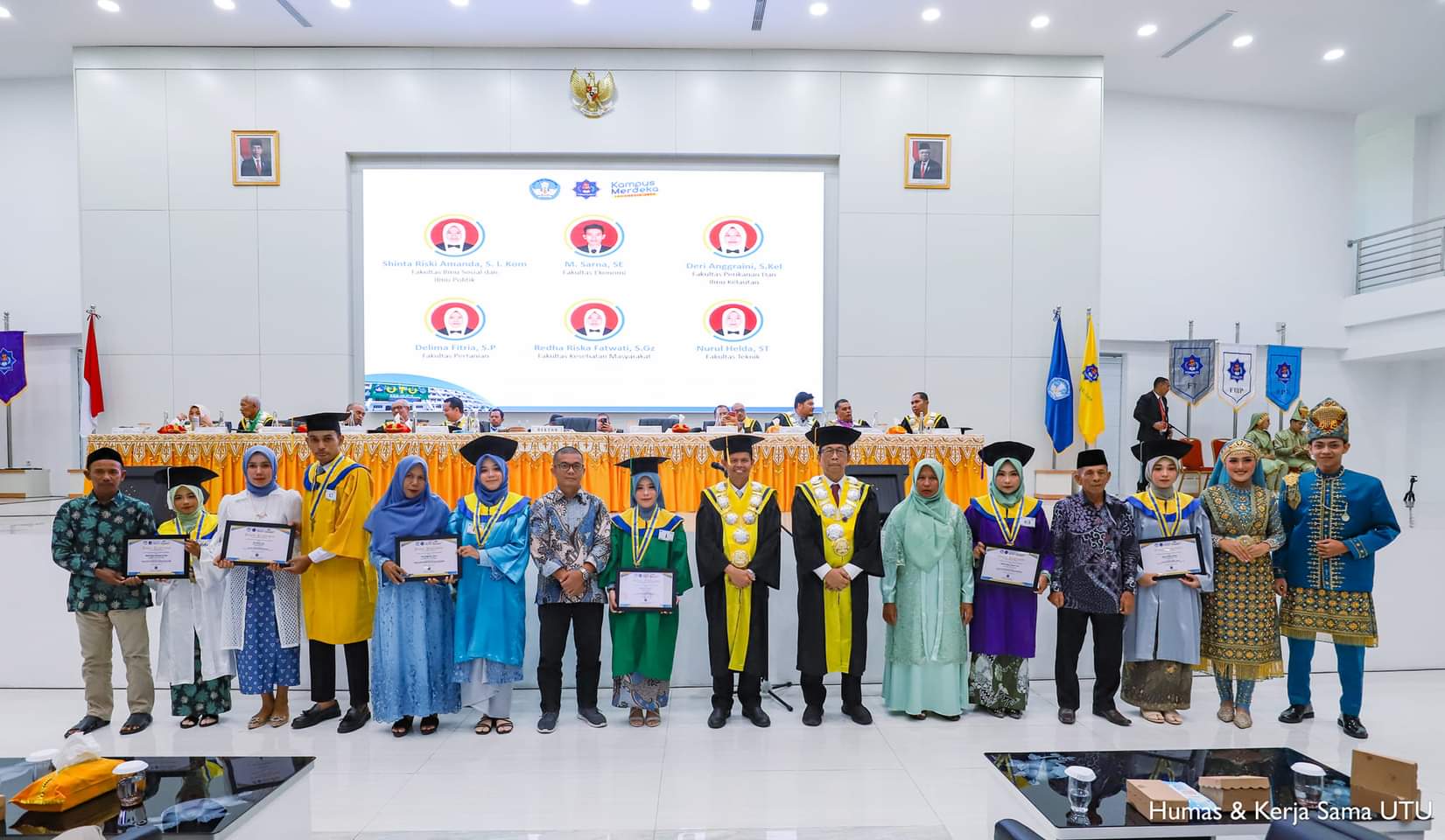 6 Wisudawan Peraih IPK Tertinggi di Wisuda UTU ke XVII 2024 Terima Penghargaan dari Rektor