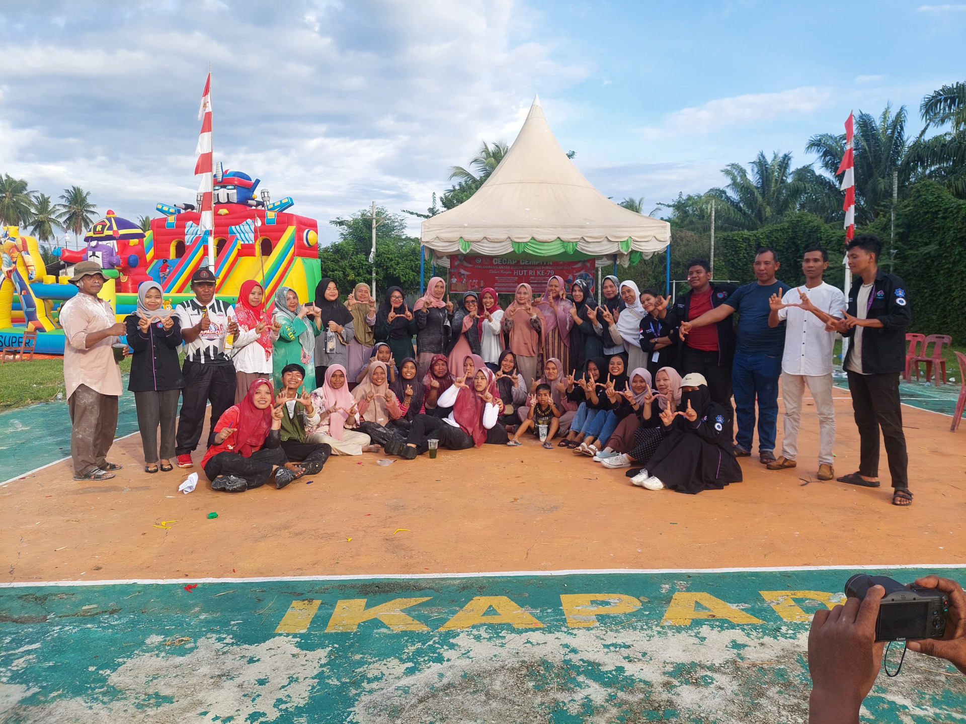 Meriahkan HUT ke-79 RI, Tim PPK Ormawa Himakesmas UTU Gelar Lomba Kreasi Sampah dan Zigzag Ball