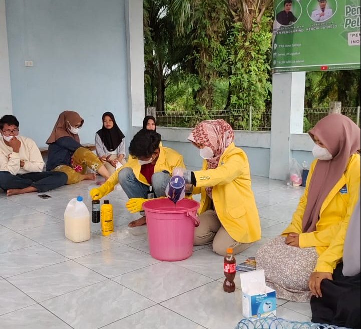 Wujudkan Desa Siaga Sehat, Mahasiswa UTU Sulap Limbah Tempe Manjadi Pupuk Cair Organik