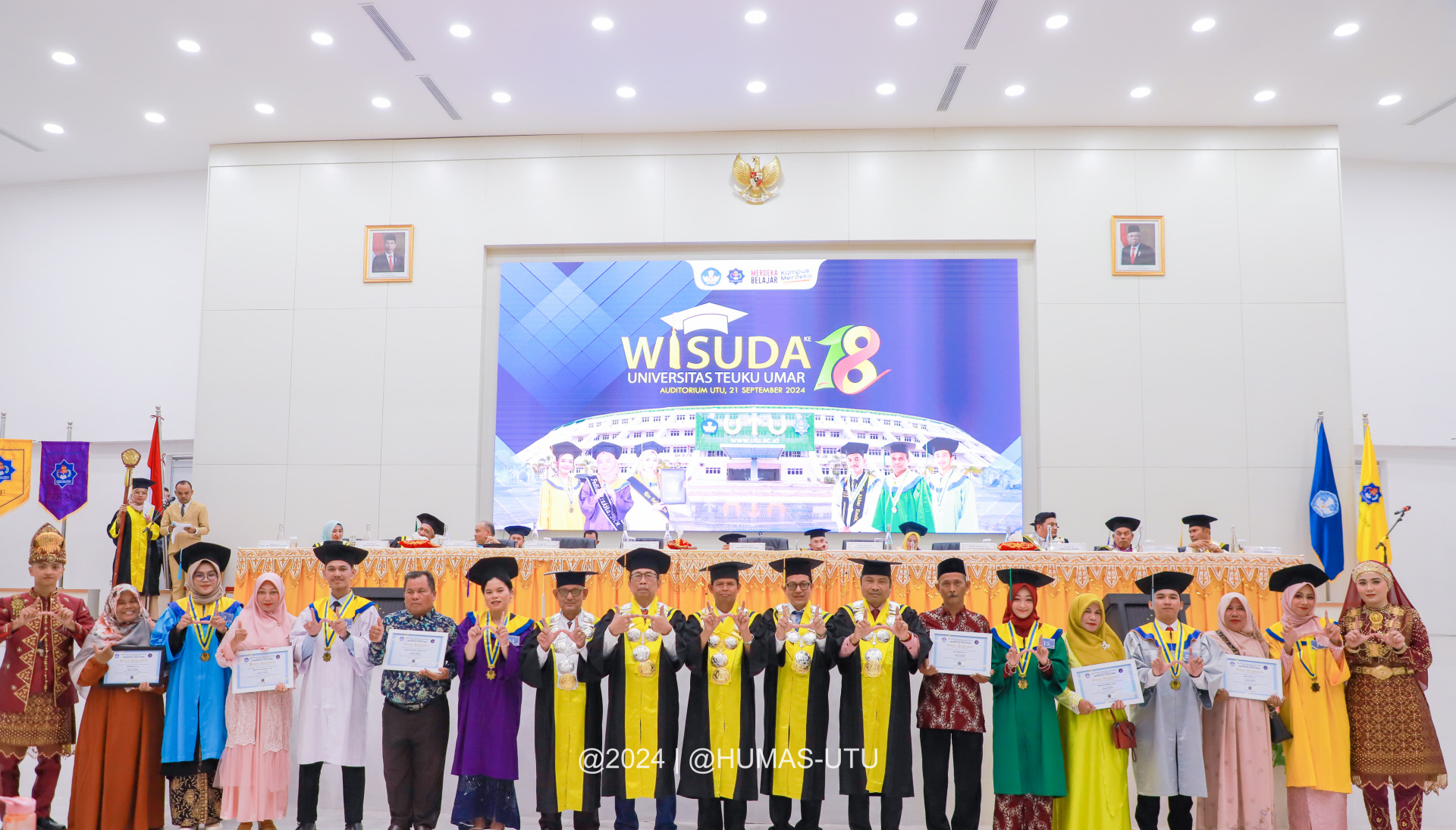 6 Lulusan Peraih IPK Tertinggi di Wisuda UTU ke XVIII 2024 Terima Penghargaan dari Rektor